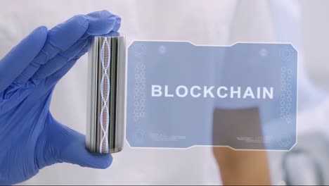 Mano-en-guante-con-holograma-Blockchain