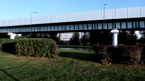 Overground-metro-above-the-park