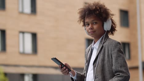 Porträt-von-African-Teenage-Boy-genießen-Musik