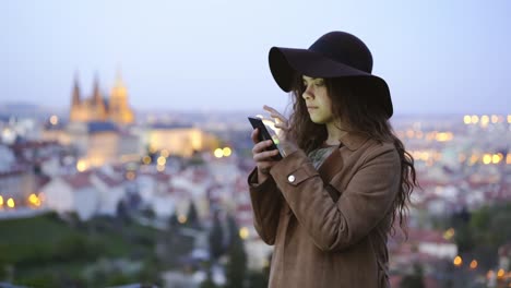 Chica-usando-teléfono-inteligente-en-el-crepúsculo