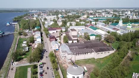 Paisaje-urbano-de-Kostroma-con-vistas-a-la-antigua-Gostiny-Dvor