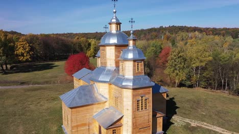 Luftbild.-Hölzerne-orthodoxe-Kirche.-drohne