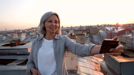 Turista-Femenino-de-pelo-gris-haciendo-selfie-en-el-techo