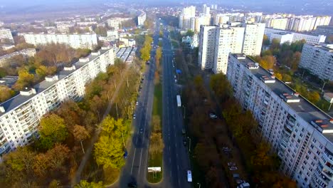 Vista-aérea-de-otoño-a-la-zona-residencial-y-la-avenida-en-Járkov