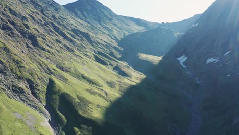 Luftaufnahme-der-Naturlandschaften-der-Berge