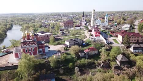 Vista-aérea-del-pintoresco-paisaje-urbano-de-Belyov-con-el-río-Oka