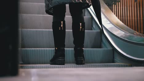 Legs-of-People-Moving-on-a-Escalator-Lift-in-the-Mall.-Shopper-es-Feet-auf-Rolltreppe-im-Einkaufszentrum