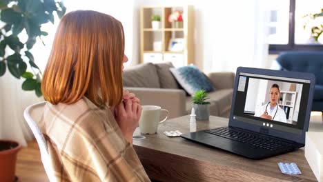 mujer-enferma-tener-videollamada-con-el-médico-en-casa