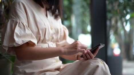 Junge-asiatische-Frau-mit-Smartphone