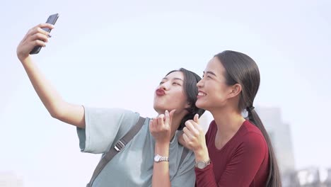 asian-feliz-mujeres-selfie-con-teléfono-inteligente-en-el-espacio-al-aire-libre.-Concepto-de-moda-niñas-estilo-de-vida.