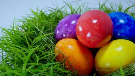 Die-Farben-der-Ostern---ein-Nest-mit-Ostereiern