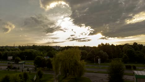 Zeit-Ablauf-Sonnenaufgang-in-der-Stadt-Lemberg,-Ukraine.-Bewölkten-Wetter-und-Wolken-ziehen-schnell-in-den-Himmel.