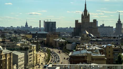 Draufsicht-auf-den-Dächern-und-den-Verkehr-auf-den-Straßen-der-Stadt