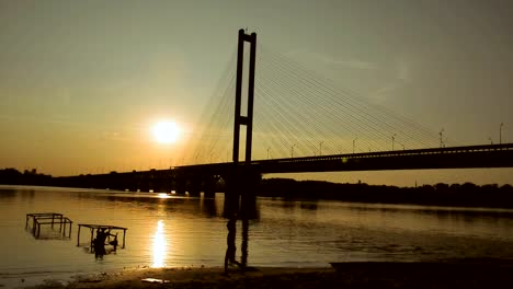 Fluss-und-Brücke.-Die-meisten-bei-Sonnenuntergang