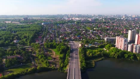 Luftbild-von-Moskau-mit-Moskwa-aus-eine-moderne-Schrägseilbrücke.-Blick-aus-dem-Himmel-auf-Brücke-in-die-Stadt-und-den-See