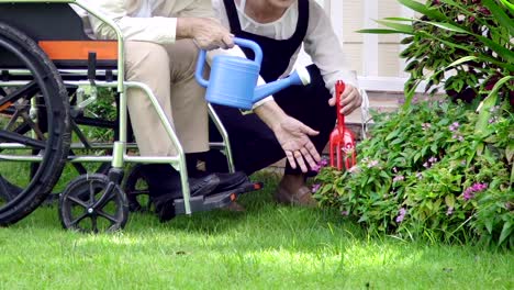 Ältere-Frau-im-Garten-im-Hinterhof-mit-Tochter