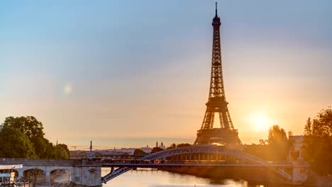 Eiffelturm-Sonnenaufgang-Zeitraffer-mit-Booten-am-Seineufer-und-in-Paris,-Frankreich