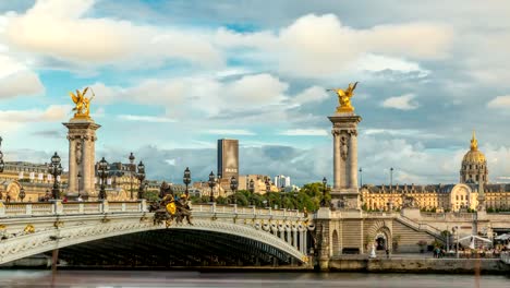 Brücke-von-Alexandre-III-über-den-Fluss-Seine-Zeitraffer.-Paris.-Frankreich