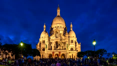 Frontaler-Blick-auf-Sacre-Coeur-Sacred-Heart-Cathedral-Tag-zu-Nacht-Zeitraffer.-Paris,-Frankreich