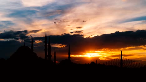 Timelapse-Blick-auf-Istanbul-Stadtbild-mit-berühmten-Süleymaniye-Moschee-bei-Sonnenuntergang