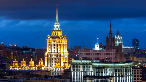 Ukraine-Hotel-Timelapse,-Regierungsgebäude-und-Stalin-Hochhaus-in-der-Nacht-in-Moskau,-Russland,-Ansicht-von-oben