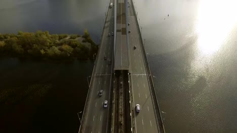 Die-Brücke-über-den-Dnjepr.-Die-Stadt-mit-einer-Vogelperspektive-überspannen.-Südbrücke.-Kiew.-Ukraine.