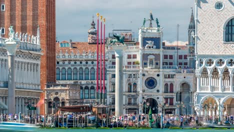 Blick-auf-den-Campanile-di-San-Marco-und-der-Palazzo-Ducale,-von-San-Giorgio-Maggiore-Timelapse,-Venedig,-Italien