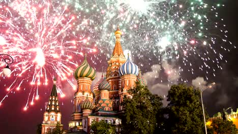 Catedral-de-la-intercesión-de-la-más-virgen-en-el-foso-(templo-de-Basilio-el-Bienaventurado)-y-fuegos-artificiales,-Plaza-Roja,-Moscú,-Rusia