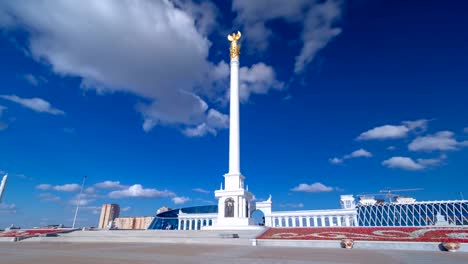 Vista-del-kazajo-Eli-monumento-timelapse-hyperlapse-en-Plaza-de-la-independencia-en-Astana,-la-capital-de-Kazajstán