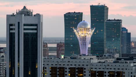 Erhöhte-Blick-bei-Nacht-auf-das-Stadtzentrum-und-das-zentrale-Geschäftsviertel-mit-gelben-Türme-Zeitraffer,-Kasachstan,-Astana