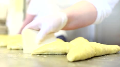 chef-pastelero-manos-preparando-la-masa-para-las-palomas-de-la-torta-de-Pascua