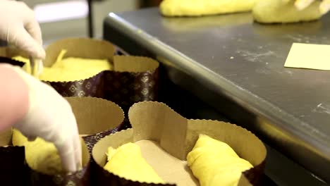 chef-pastelero-manos-preparando-la-masa-para-las-palomas-de-la-torta-de-Pascua