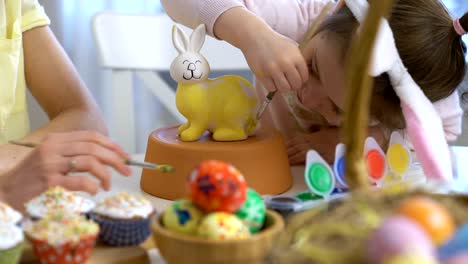 ¡Feliz-Pascua-de-resurrección!-Madre-y-su-hija-con-orejas-de-conejo-pintar-conejito-de-Pascua