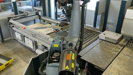 Roboterarm-in-einer-Metallfabrik-holt-Metallplatten