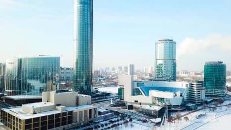 Vista-superior-de-la-ciudad-moderna-en-invierno.-Hermoso-día-soleado-en-la-gran-ciudad-con-un-rascacielos-en-el-invierno