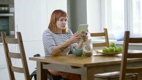 Mujer-en-silla-de-ruedas-desayunando