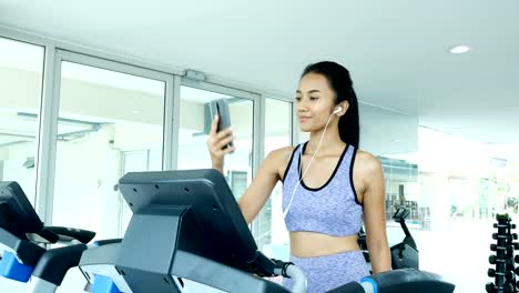 Frau-Training-im-Fitness-Studio.-Sport-und-Reaktion-Konzept.-4k-Auflösung.