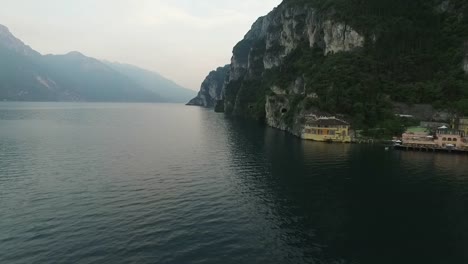 Panorama-des-wunderschönen-Gardasees-umgeben-von-Bergen,-Italien.-Videodreh-mit-Drohne