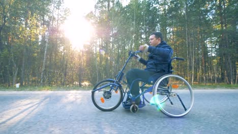 Gelähmten-Patienten-fährt-spezielle-medizinische-Fahrrad,-Seitenansicht.