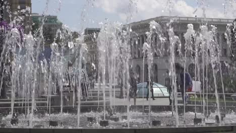 La-fuente-de-la-ciudad-es-primer-plano.-Chorros-de-agua-reducido.-Verano-de-la-calle-de-la-ciudad