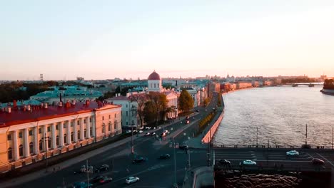 Vista-aérea-de-puesta-de-sol-sobre-el-río-Neva-en-San-Petersburgo,-Rusia.-Ciudad-de-la-isla-Vasilievskiy-desde-arriba,-video,-históricos-edificios-drone-cinematográfico-del-norte-capital