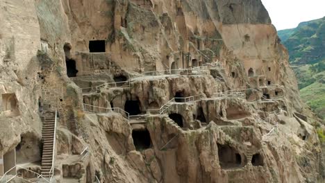 Monasterio-de-la-cueva-de-Vardzia.-Complejo-excavado-en-roca.-Cueva-de-pueblo-en-las-montañas