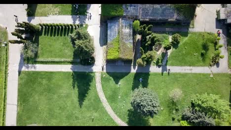 Video-panorámica-aérea-desde-los-aviones-no-tripulados-sobre-la-zona-central-de-los-invernaderos-y-los-jardines-del-Centro-Nacional-de-exposiciones-en-Kiev,-Ucrania.-Dolly-out-movimiento.-FullHD