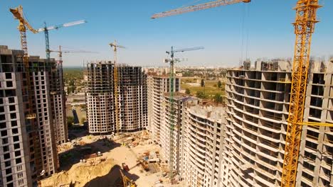 Bau-von-Häusern.-Drohne-fliegen-über-Baustelle-mit-Turmdrehkranen