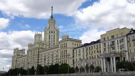 Drohne-Schuss-von-sowjetischen-stalinistischen-Stil-Wolkenkratzer-in-Moskau-Russland