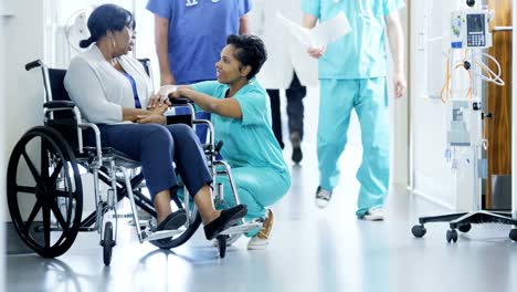 Personal-femenino-afroamericano-y-consulta-de-pacientes-con-discapacidad