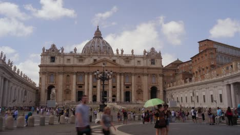 Vatikan,-Rom.-St.-Petri-Platz-voll-von-Touristen.-Blick-auf-den-Petersdom.-Vatikan-ist-ein-heiliger-Ort,-das-Herz-der-christlichen-Kultur-und-Religion.-Timelapse