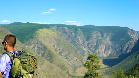 Un-turista-con-una-mochila-en-la-montaña.