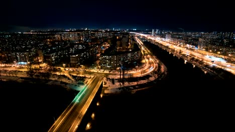 Die-schöne-Aussicht-auf-die-Stadt,-abends-mit-einem-Fluss.-Zeitraffer