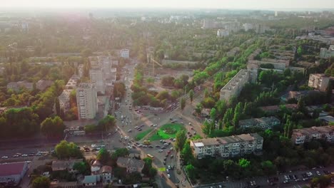 Aerial-drone-disparó.-cruce-en-hora-punta-por-la-tarde-al-caer-el-sol-en-la-gran-ciudad